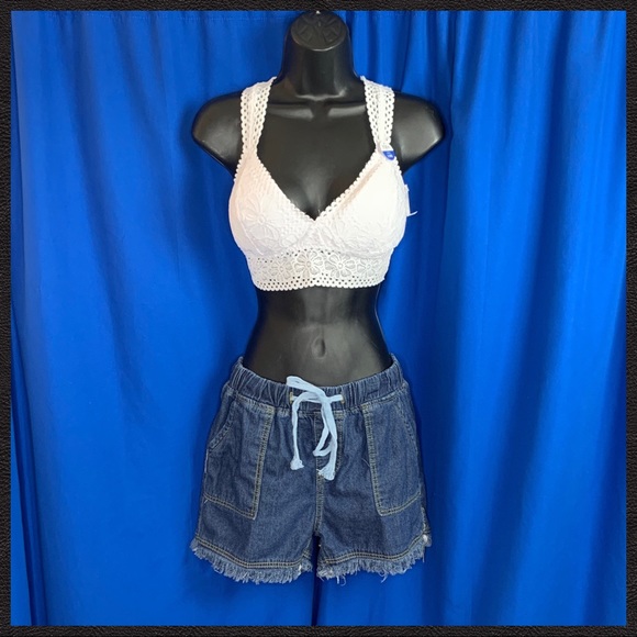 Boutique Casual Pocketed Frayed Denim Shorts - Picture 5 of 5